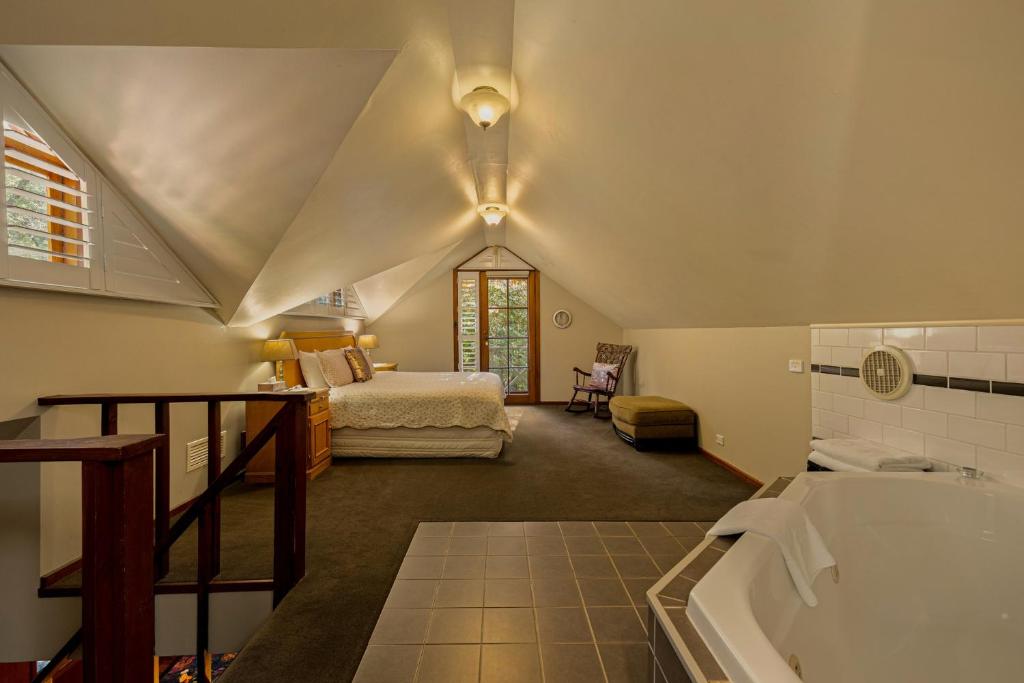 Arnica Views Summit Retreat - Loft Suite