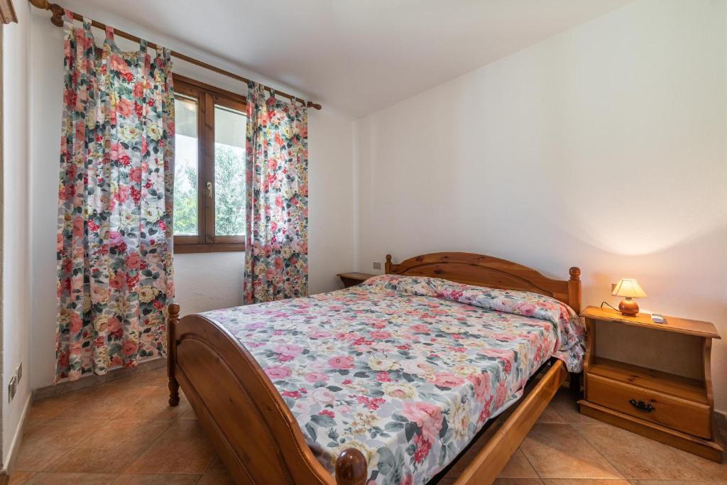 sypialnia z łóżkiem i oknem w obiekcie Casa Nicoletta w mieście Villasimius