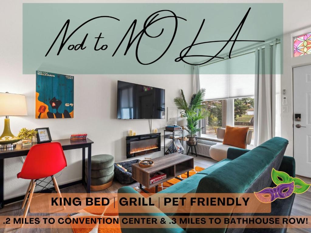 TV a/nebo společenská místnost v ubytování Pet friendly downtown studio!