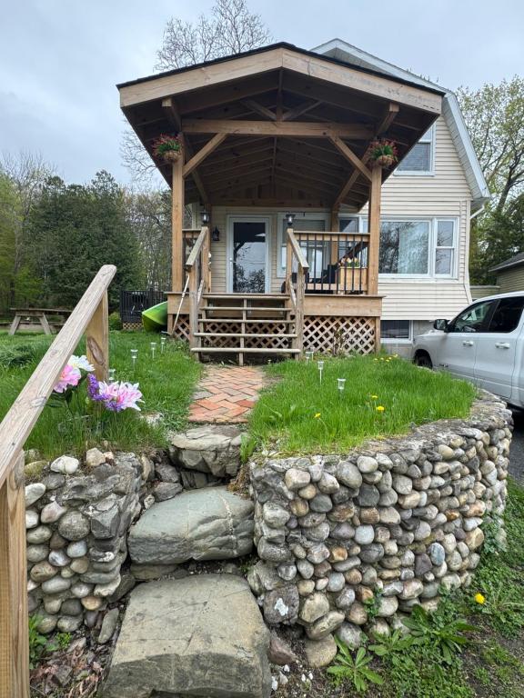 een huis met een stenen muur ervoor bij Cozy lake house in Nassau