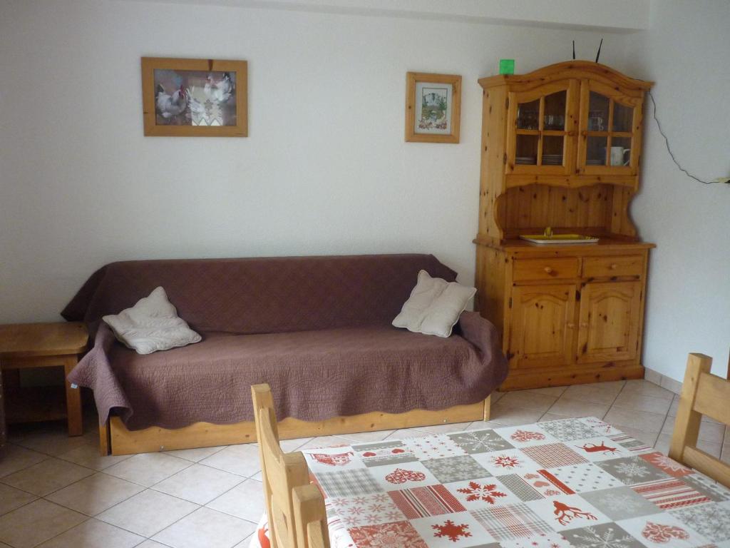 un salon avec un canapé et une table dans l'établissement Appartement 2 pièces 4 personnes 3* exposé Sud-Est au centre de Valloire, proche des remontées mécaniques - FR-1-263-83, à Valloire