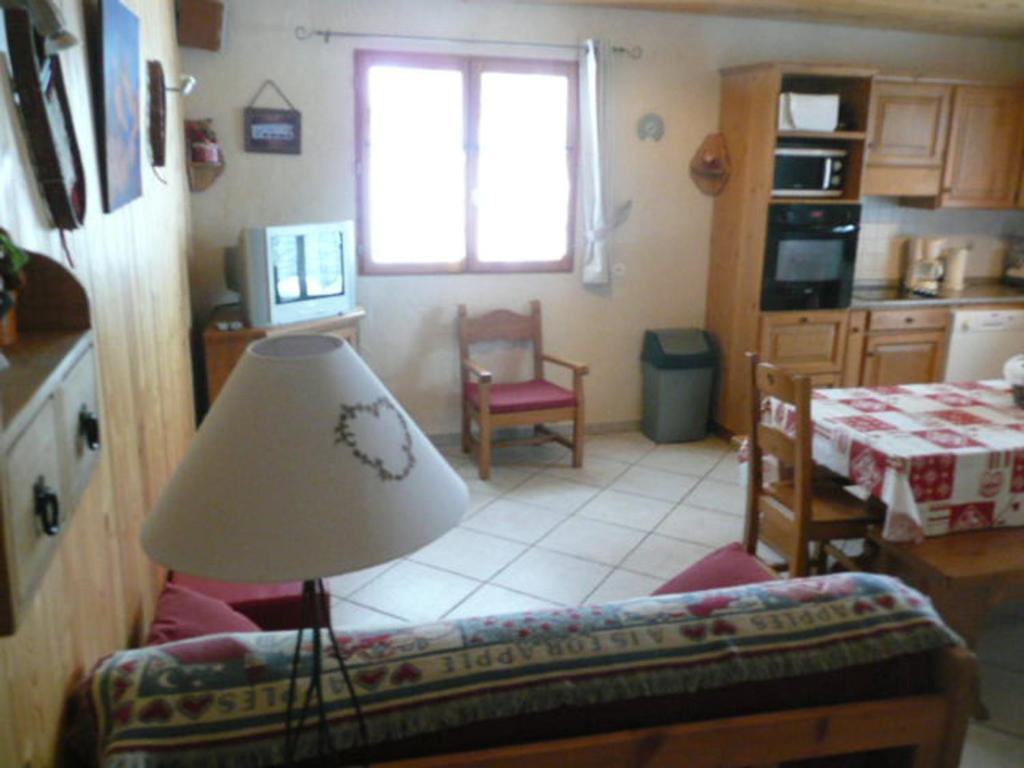 un salon avec un canapé et une table dans l'établissement Triplex 5 pièces, 10 pers, Nord-Est, à 1,6km du centre de Valloire, 3* Gîtes de France - FR-1-263-187, à Valloire