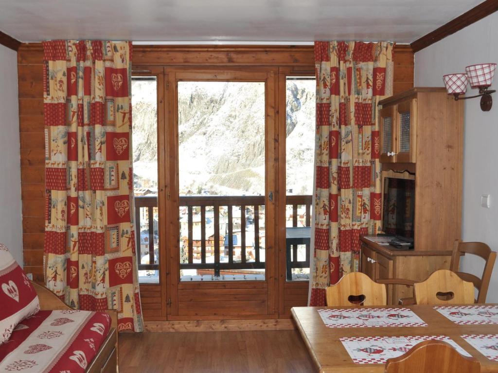 une chambre avec une porte coulissante en verre avec un balcon dans l'établissement Appartement cosy 4 pers. avec balcon et WiFi - FR-1-263-392, à Valloire
