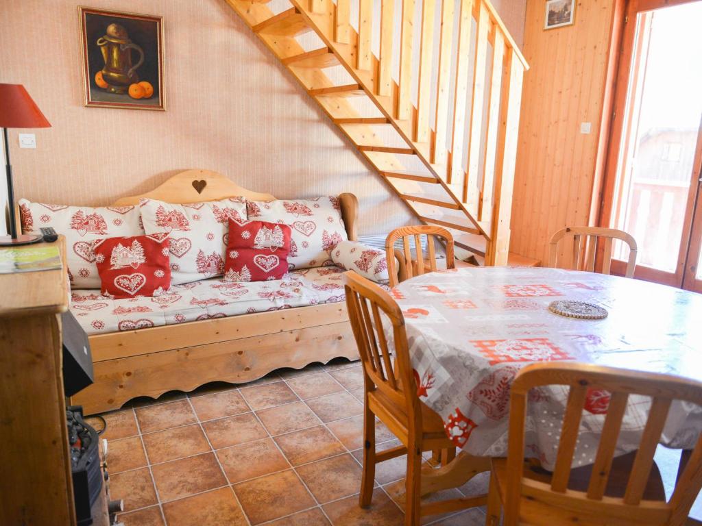 un salon avec un canapé et une table dans l'établissement Charmant 2P cabine + mezzanine, 6 pers, exposé Ouest à Valloire, près du centre et des commodités - FR-1-263-185, à Valloire