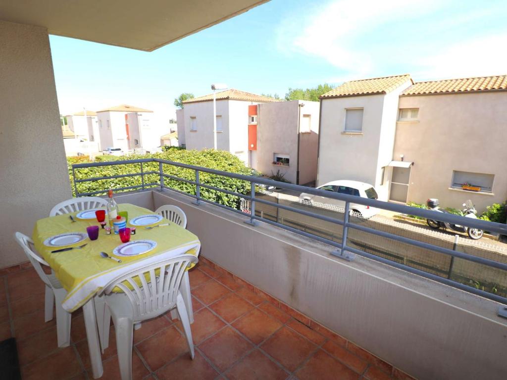 d'un balcon sur le toit avec une table et des chaises. dans l'établissement Appartement 3 pièces : Parking privé, Lave-linge, Terrasse ensoleillée et Climatisation - FR-1-307-67, au Grau-du-Roi