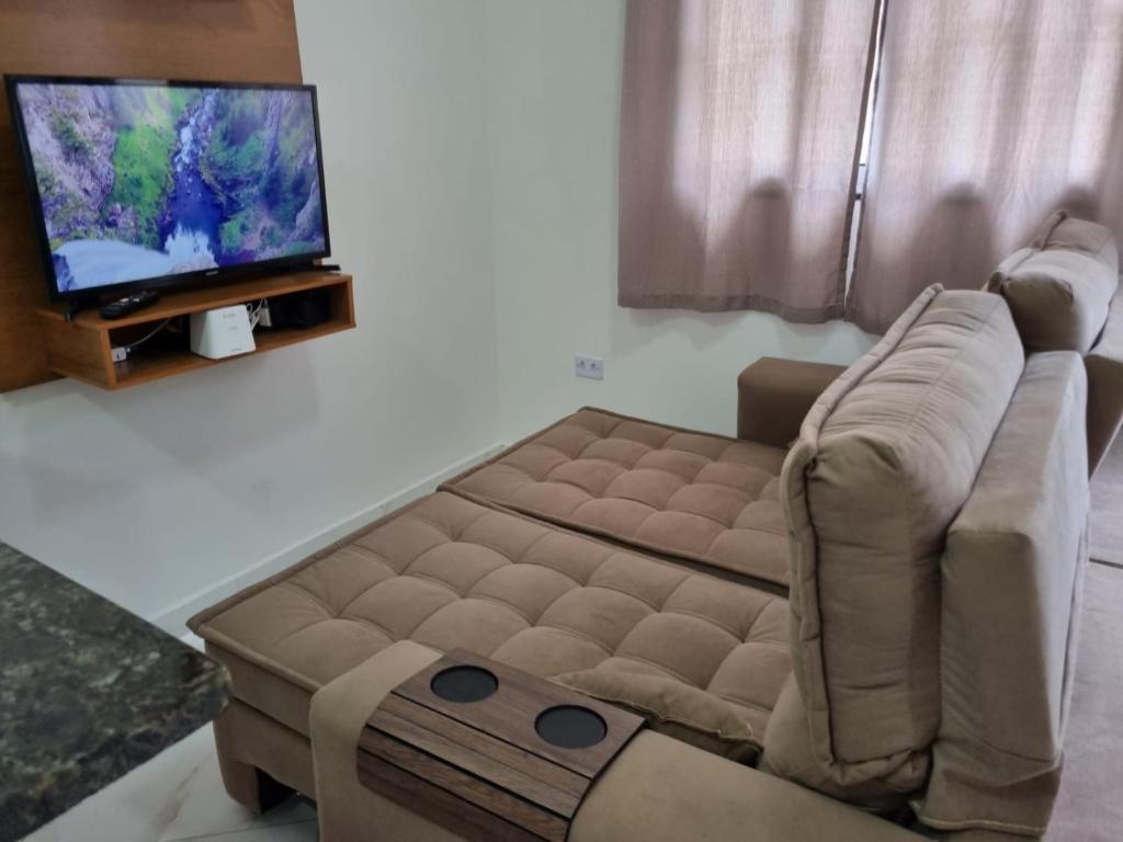 TV a/nebo společenská místnost v ubytování Nature Village Chalés Paraty-Casas com ar condicionado e cozinha