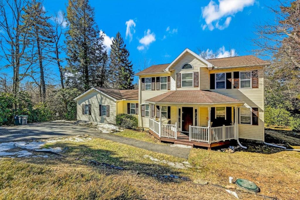 a home in the woods with a yard at Leisurely Living in Long Pond in Long Pond