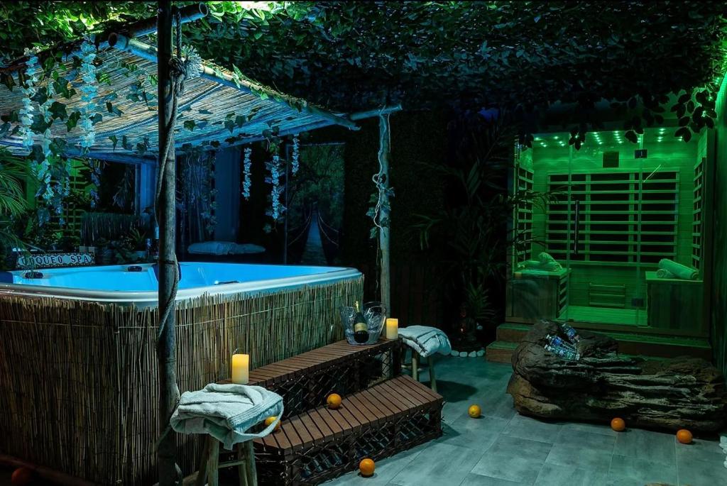 Πισίνα στο ή κοντά στο Coquéo Spa & Sauna Suite Paris Disneyland