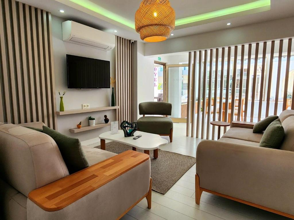 A television and/or entertainment centre at Karden Otel