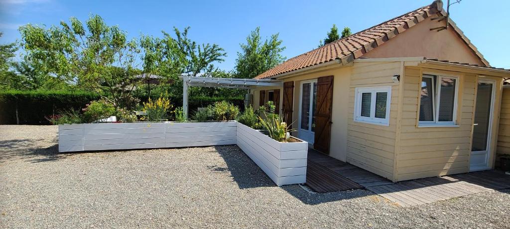 a small house with a retaining wall next to it at Lana Cottage 3 Etoiles Jardin in Montjean