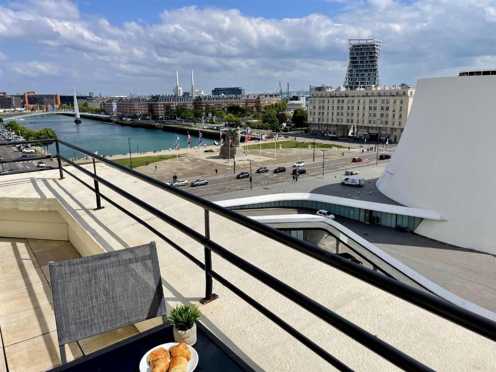 d'un balcon avec vue sur la rivière et la ville. dans l'établissement Best Western ARThotel, au Havre