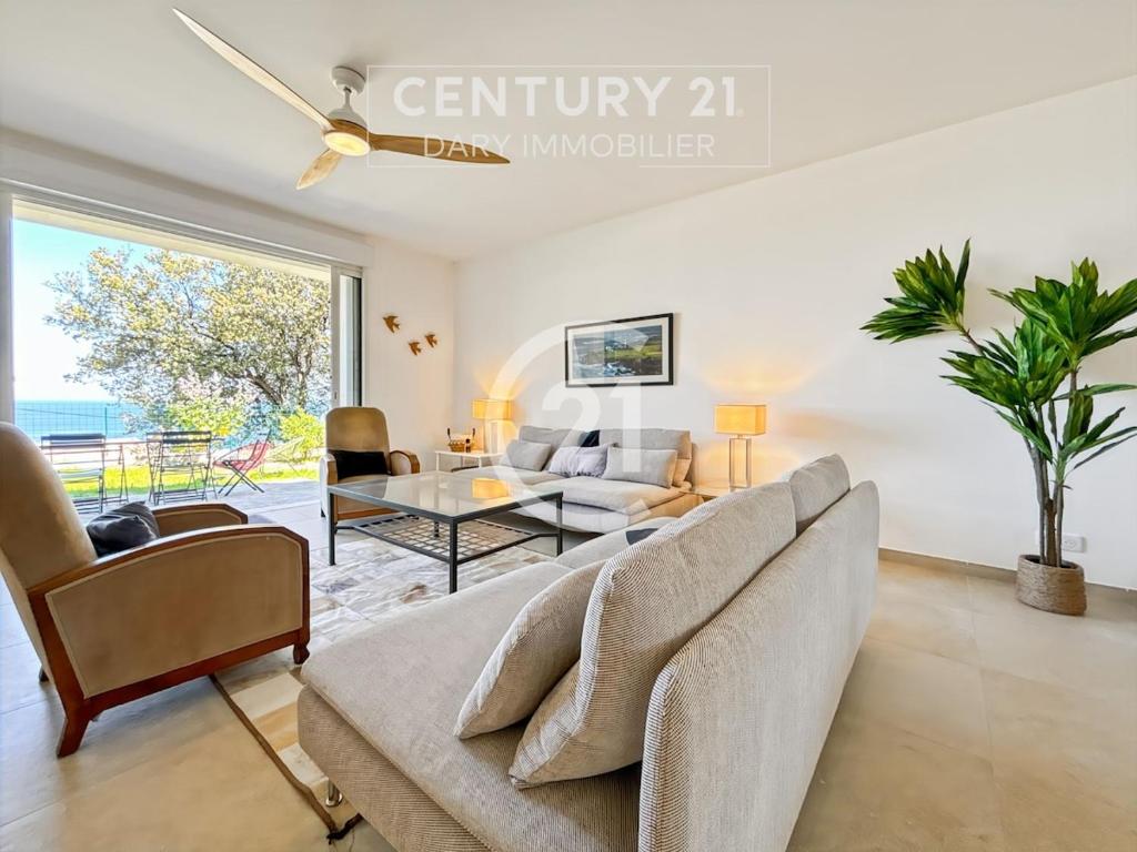 un salon avec un canapé et une table dans l'établissement Superbe appartement T4 vue mer - Calvi, à Calvi
