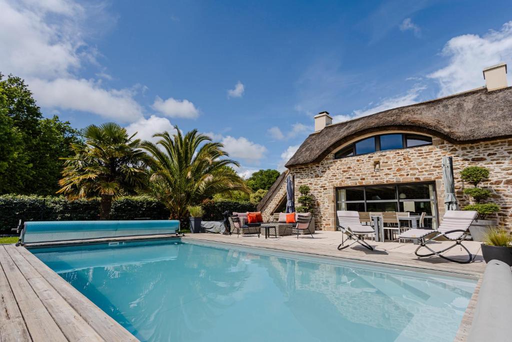 une piscine devant une maison dans l'établissement Histoire d'eau - Chaumière piscine, à Baden