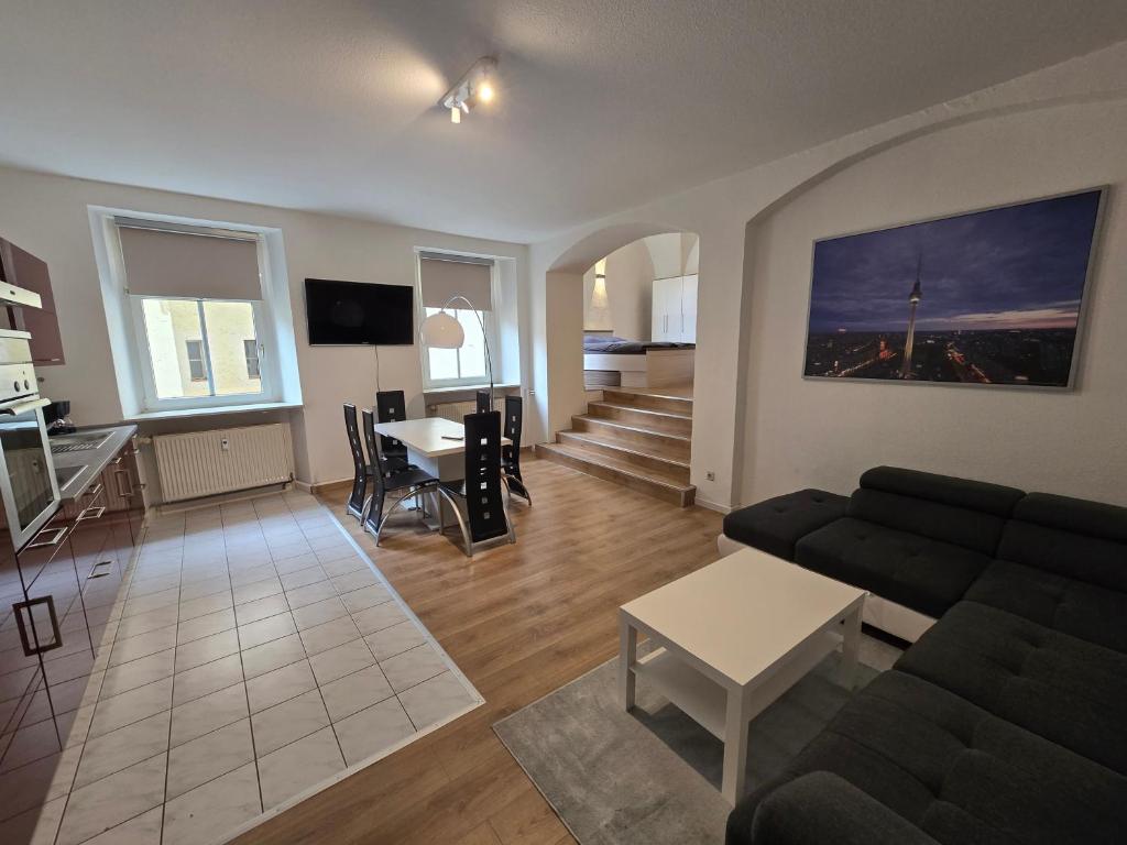 Un televizor și/sau centru de divertisment la FERIENWOHNUNG 77m2 APARTMENT 2 RAUM WOHNUNG im ZITTAUER STADTZENTRUM INNENSTADT INNENRING TOP LAGE MARKT UND RATHAUS NÄHE