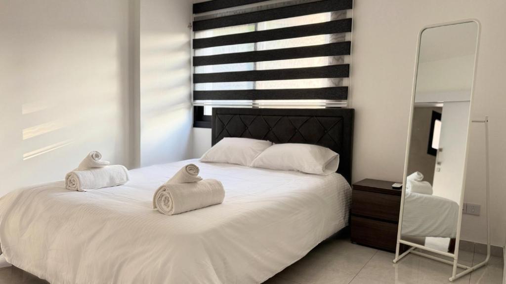 Ένα ή περισσότερα κρεβάτια σε δωμάτιο στο Modern One-Bedroom Suite with Balcony in Central Nicosia