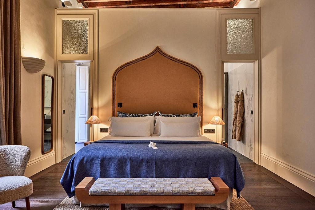 A bed or beds in a room at Puro Grand Hotel