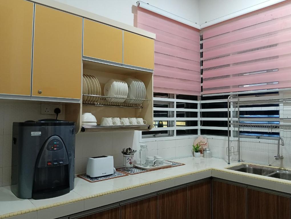 Kuchyň nebo kuchyňský kout v ubytování Homestay Teratak Bonda