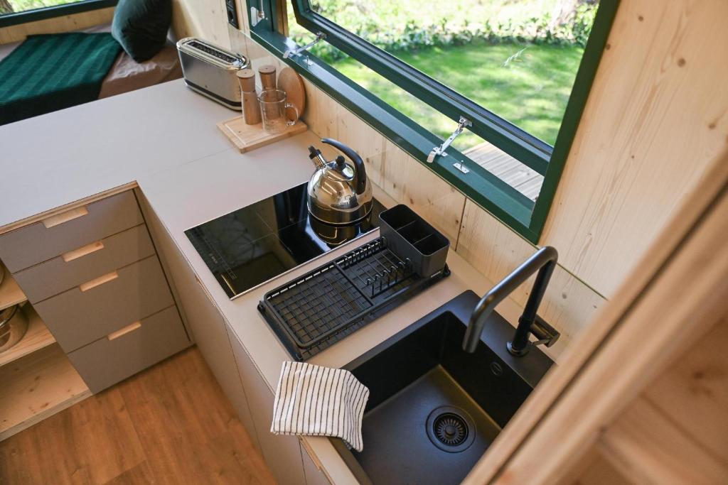 Kuchyň nebo kuchyňský kout v ubytování Green Tiny Spot Salemer See - Tiny House Nook 5
