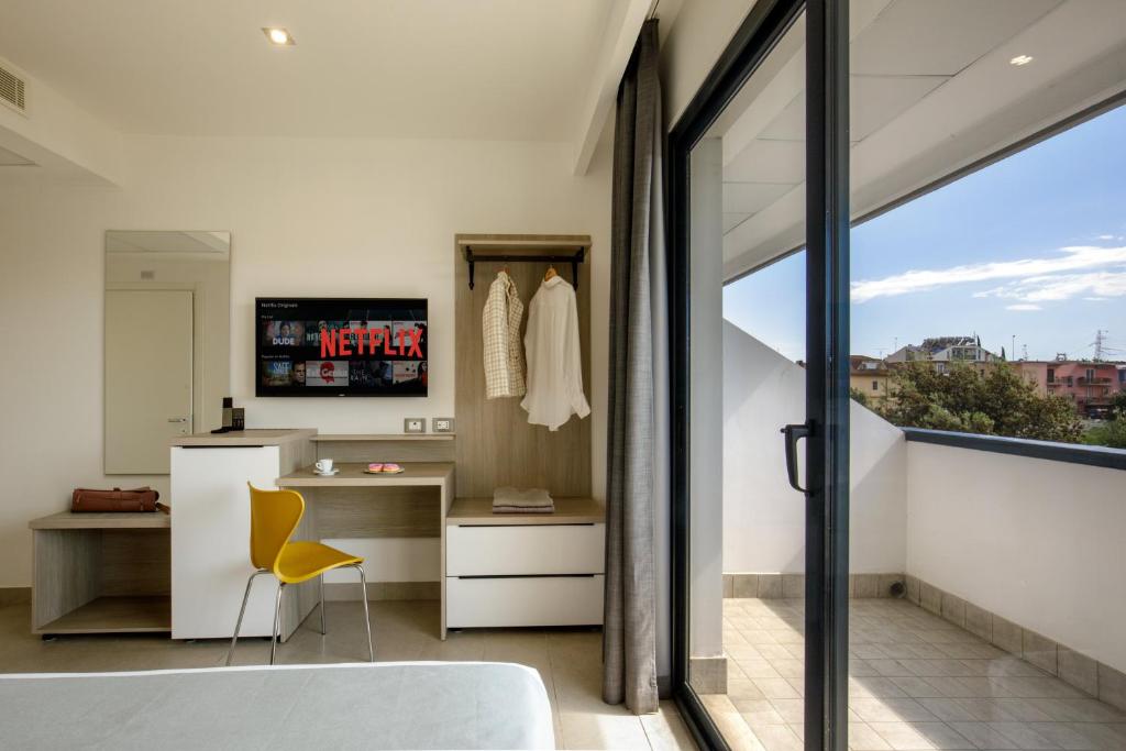 TV a/nebo společenská místnost v ubytování Simon Hotel Aprilia