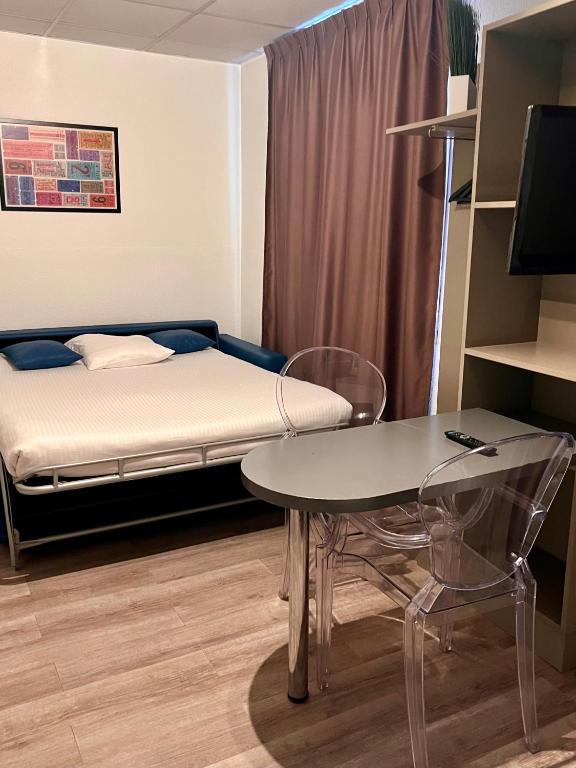 Postel nebo postele na pokoji v ubytování Hôtel Vol de Nuit Purpan