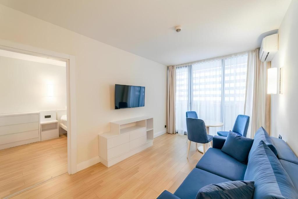 TV a/nebo společenská místnost v ubytování PaNoRaMa BLACK sea view Hotel