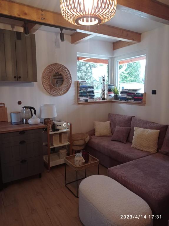 ein Wohnzimmer mit Sofa und Tisch in der Unterkunft Domek BOHO in Rydzewo