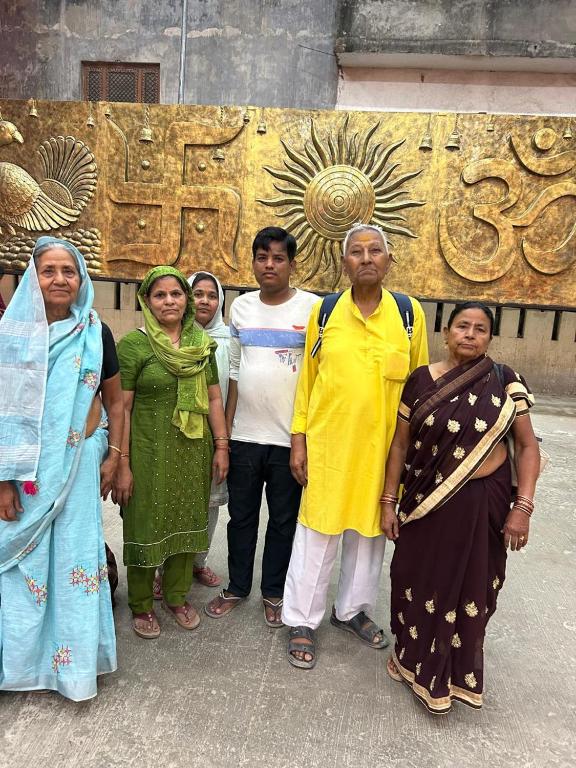 Hosté ubytování Kusum Home stay Near Ram Mandir Gate 200 -300 Meter , Near Hanuman gari Mandir, Jain mandir , railway station Goverment hosiptal , launch , Breakfast available, Free pick up Ayodhya dham railway station , airport pickup ,Ayodhya cant pickup