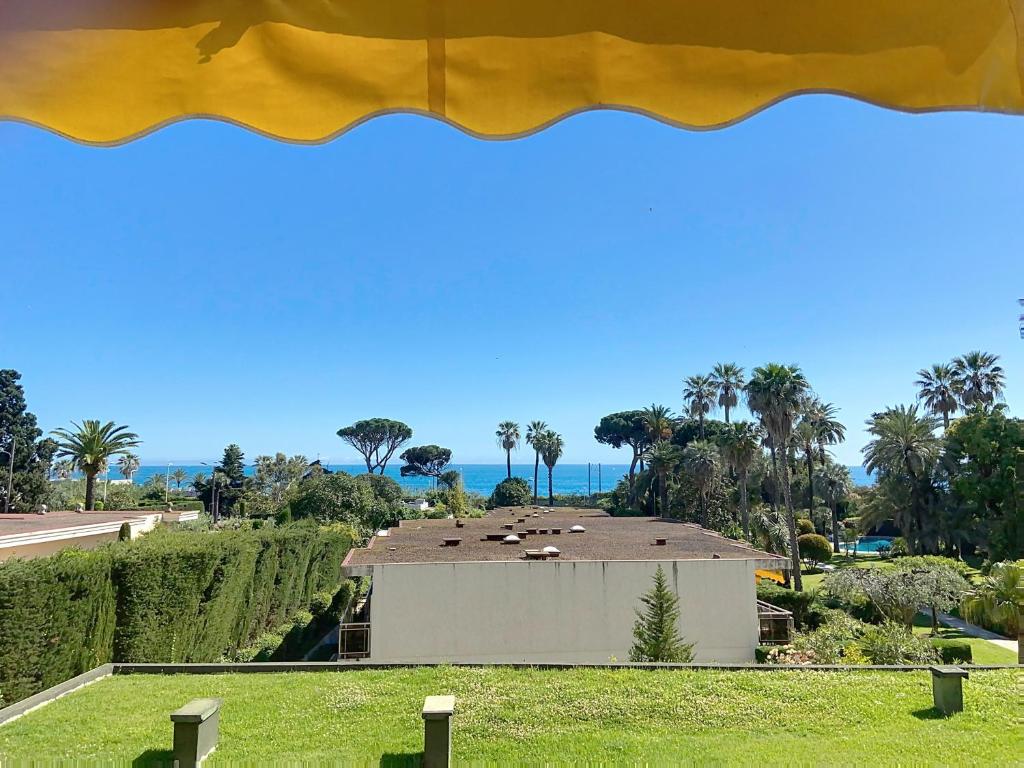 une maison sur une colline avec vue sur l'océan dans l'établissement Superbes prestations terrasse piscine mer 350L, à Cannes