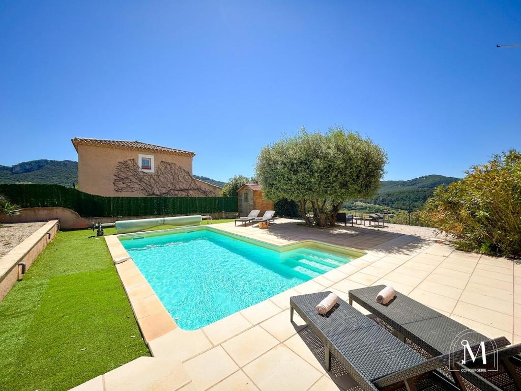 une piscine dans une cour avec une maison dans l'établissement Maison au Castellet avec piscine, au Castellet