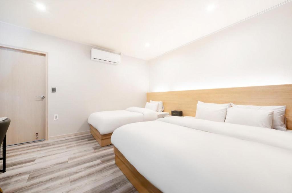 Postel nebo postele na pokoji v ubytování No25 Hotel Mokpo Sangdong