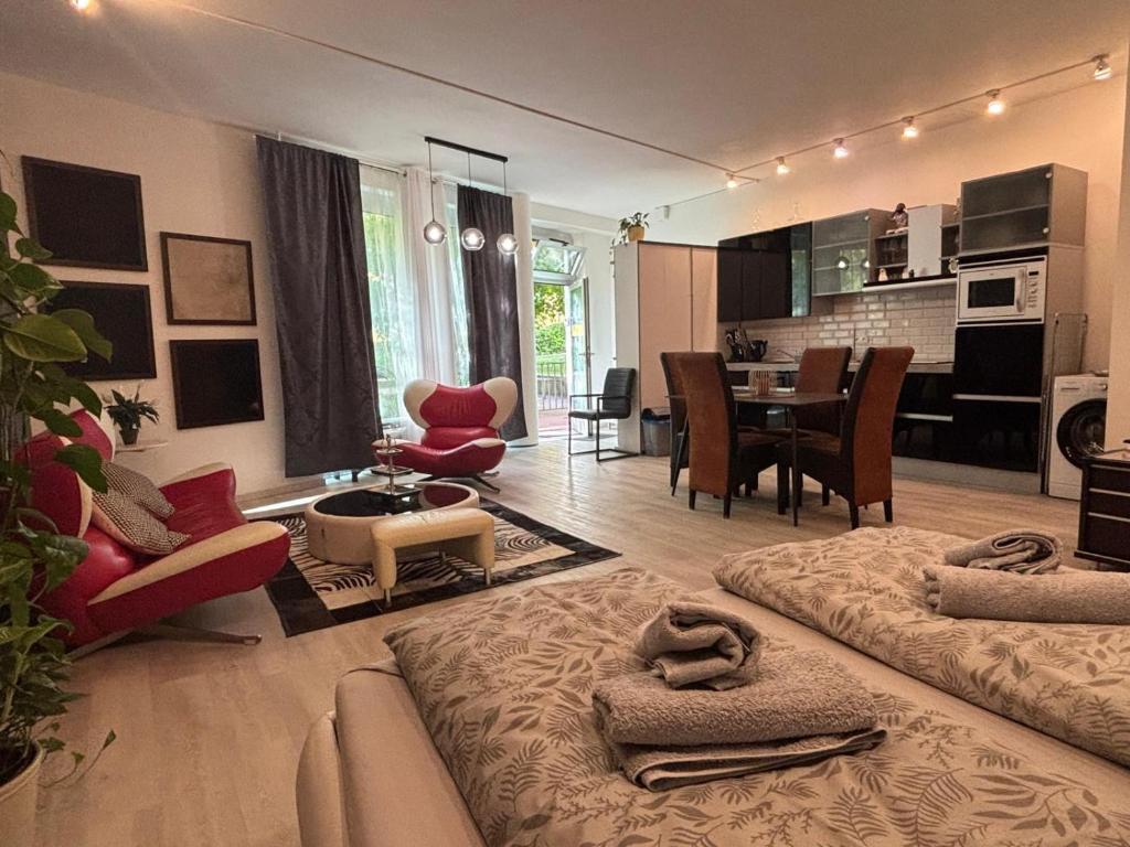 un salon avec un canapé et une salle à manger dans l'établissement Apartmán u parku Parukářka, à Prague