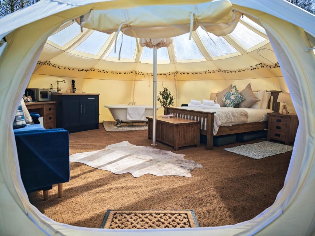 Habitación con tienda de campaña, cama y bañera en Stargazers, en Norwich