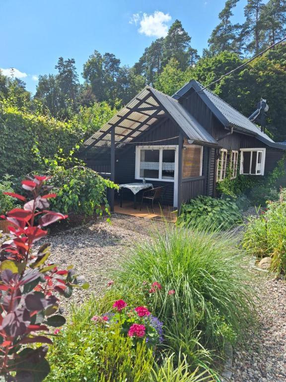a small house with a garden in front of it at To Tu in Ruciane-Nida