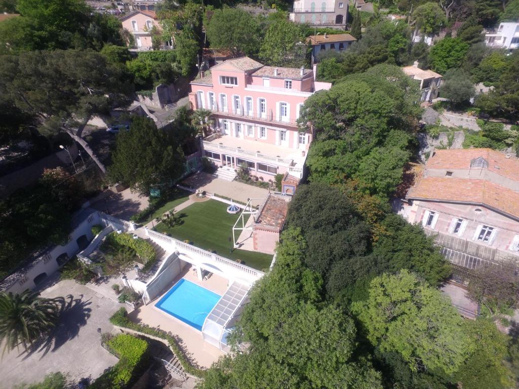 Bazén v ubytování B&B Le Logis Du Mas nebo v jeho okolí