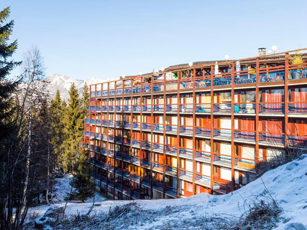 budynek na wzgórzu ze śniegiem na ziemi w obiekcie Appartement Rénové au Centre, Balcon Sud-Ouest, Wifi Gratuit, Proche Pistes et Commerces - FR-1-346-319 w mieście Arc 1800