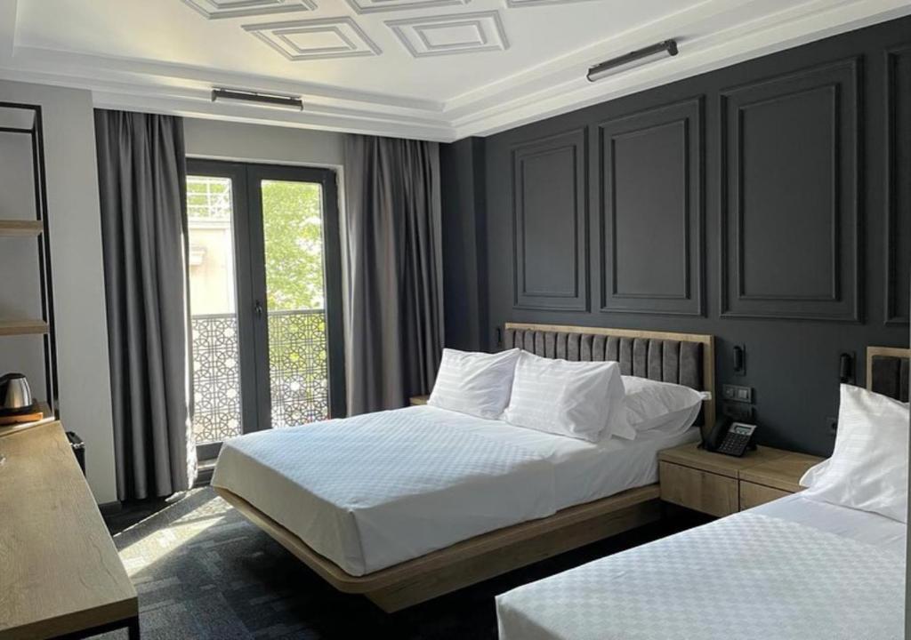 Postel nebo postele na pokoji v ubytování Grand Belwood Hotel Near Delhi Airport