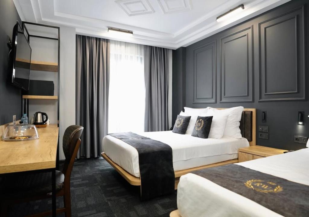 Postel nebo postele na pokoji v ubytování Grand Belwood Hotel Near Delhi Airport