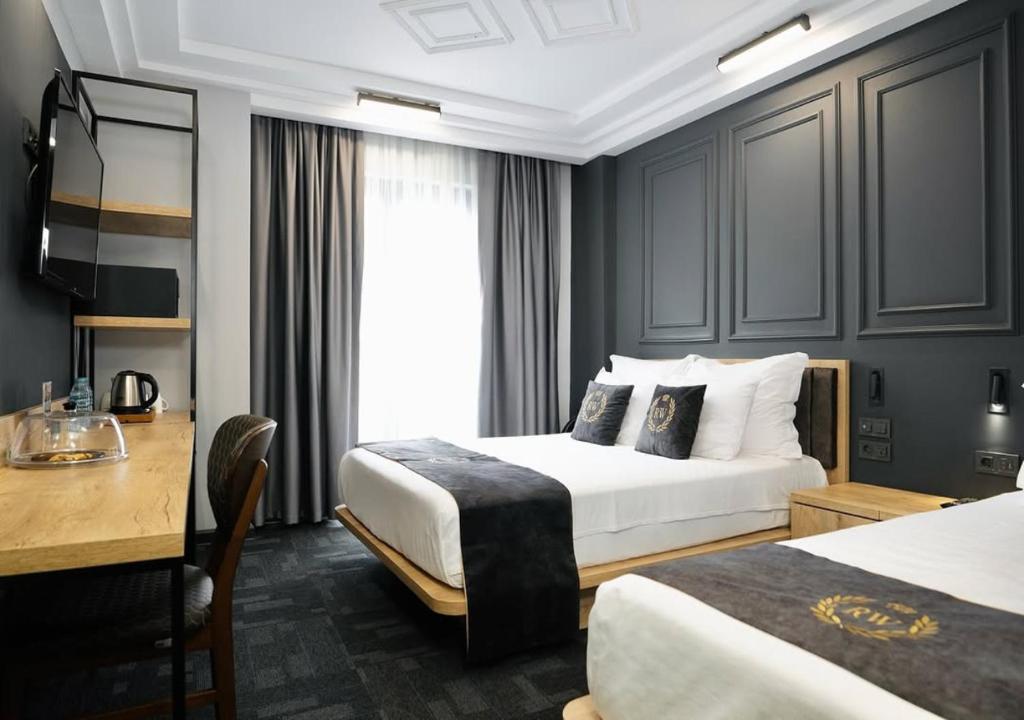 Postel nebo postele na pokoji v ubytování Grand Belwood Hotel Near Delhi Airport
