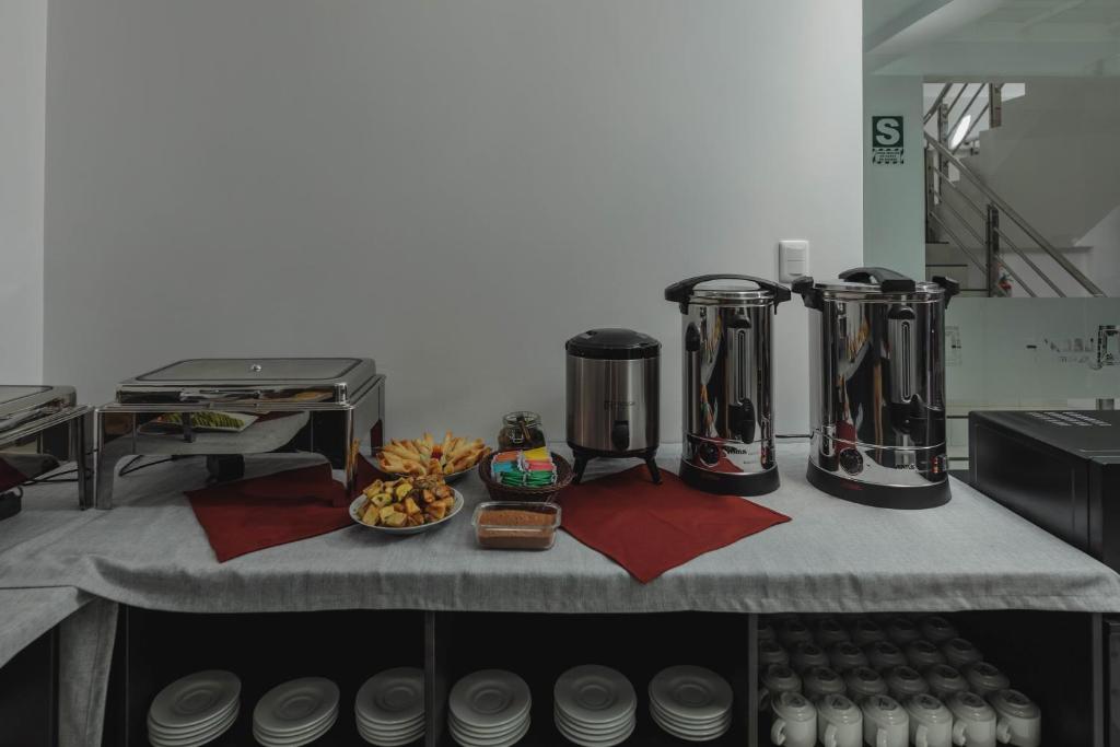 Příslušenství pro přípravu čaje a kávy v ubytování Classic Hotel Cusco