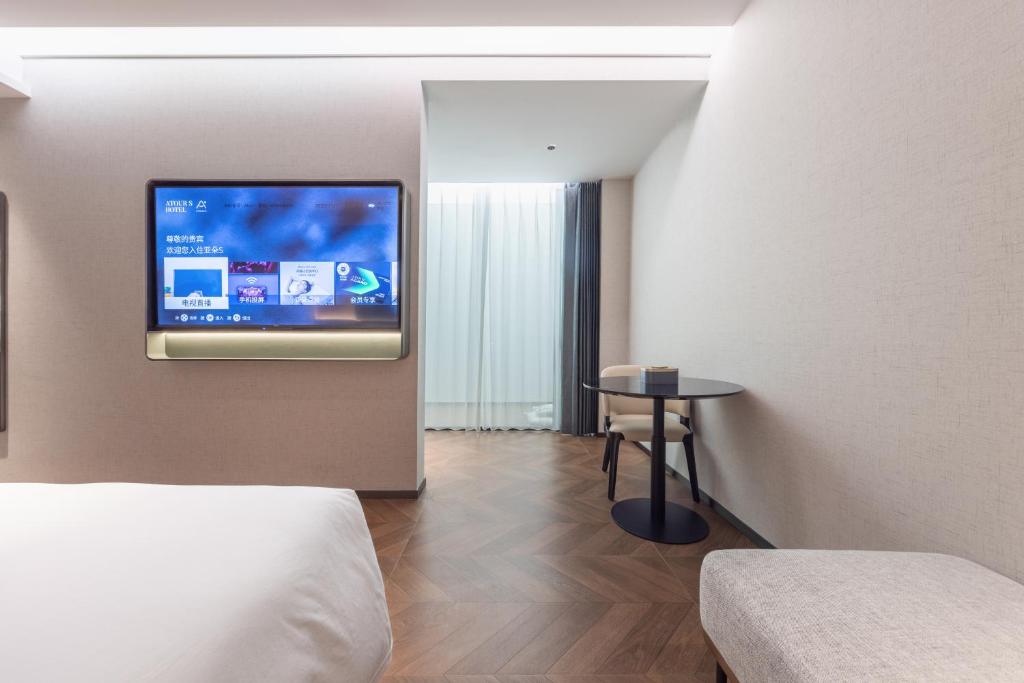 TV a/nebo společenská místnost v ubytování Atour S Hotel Shenzhen Luohu Shuibei