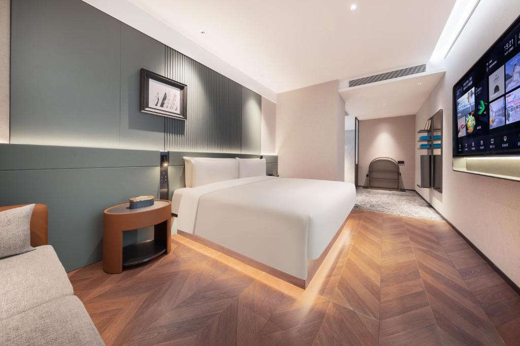 Postel nebo postele na pokoji v ubytování Atour S Hotel Shenzhen Luohu Shuibei