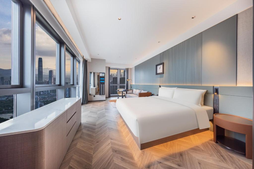 Postel nebo postele na pokoji v ubytování Atour S Hotel Shenzhen Luohu Shuibei