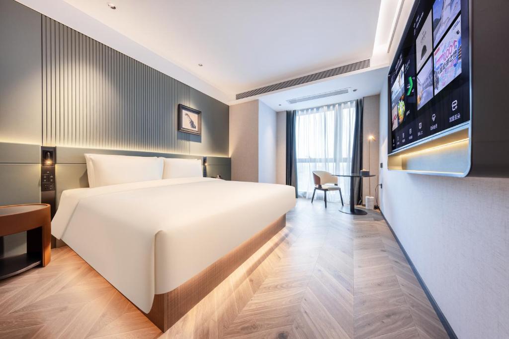 Postel nebo postele na pokoji v ubytování Atour S Hotel Shenzhen Luohu Shuibei