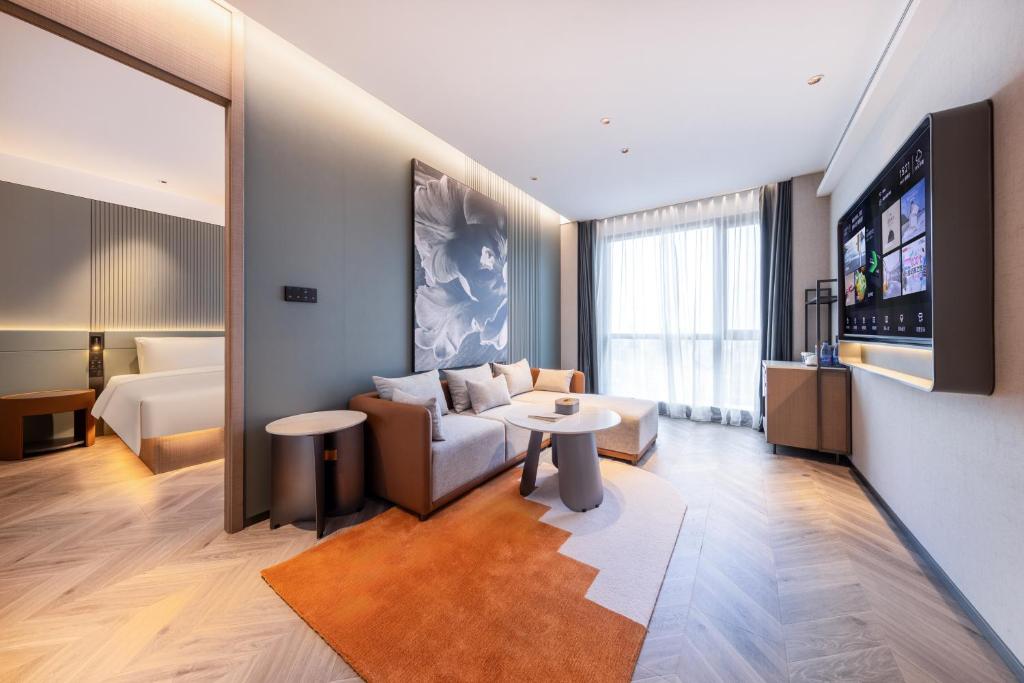 TV a/nebo společenská místnost v ubytování Atour S Hotel Shenzhen Luohu Shuibei
