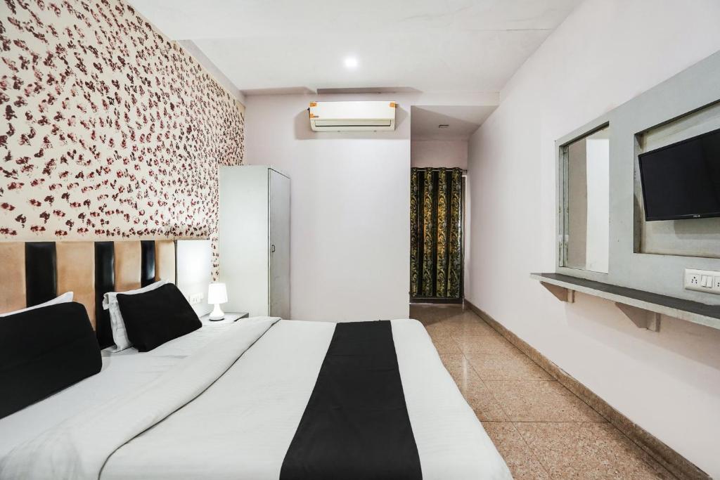 Postel nebo postele na pokoji v ubytování Hotel O Crystal