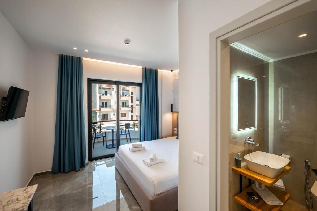 Postel nebo postele na pokoji v ubytování Monel Hotel