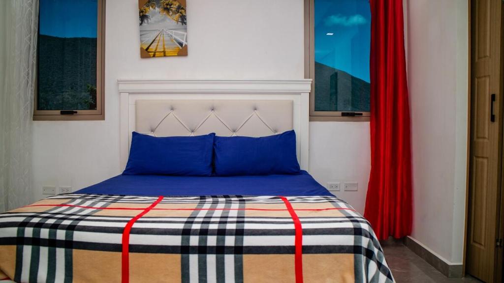 Postel nebo postele na pokoji v ubytování Luxury and Cozy Oasis w 24hrs Pool access at The Vineyard Kingston