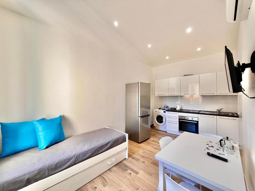 un salon avec un canapé et une cuisine dans l'établissement Bilocale Riviera-Menton centro, à Menton