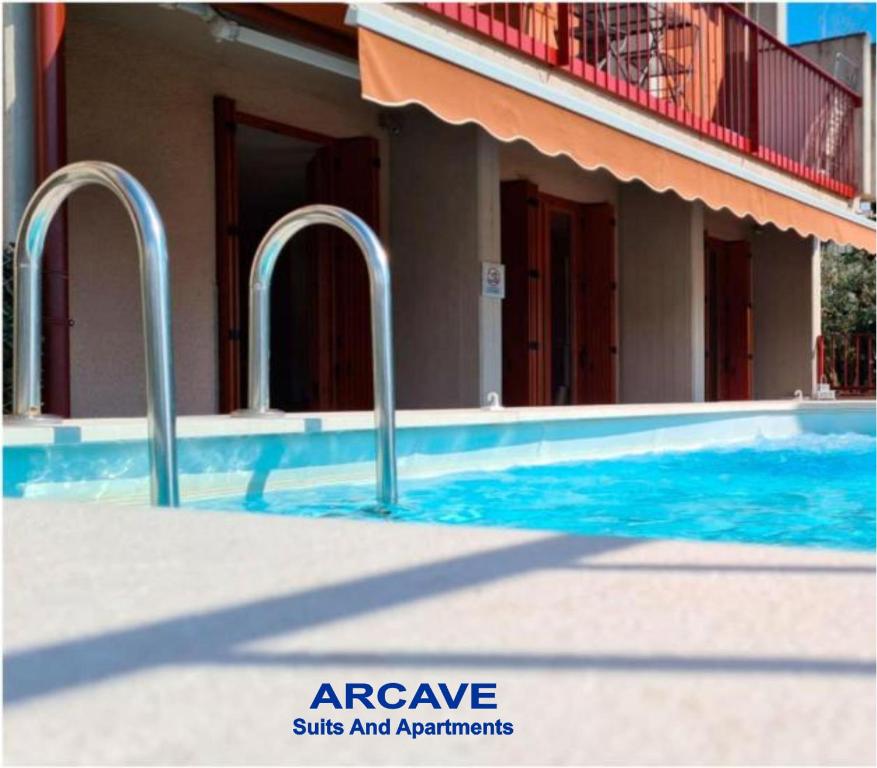 Bazén v ubytovaní Arcave Luxury Apartment alebo v jeho blízkosti