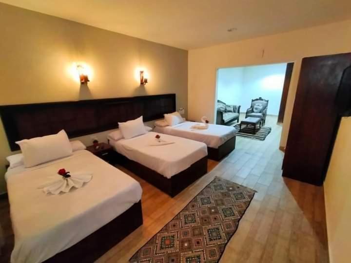 Postel nebo postele na pokoji v ubytování Lorenda palace hotel